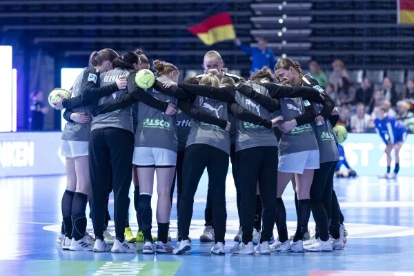 Entdecke, wie die Bewegung „Hands up for more“ den Frauenhandball in Deutschland nachhaltig stärkt – mit Fokus auf Gleichstellung, Sichtbarkeit und Engagement. Exklusive Einblicke aus Bensheim und Stimmen von Bundesliga-Spielerin Nina Engel.
