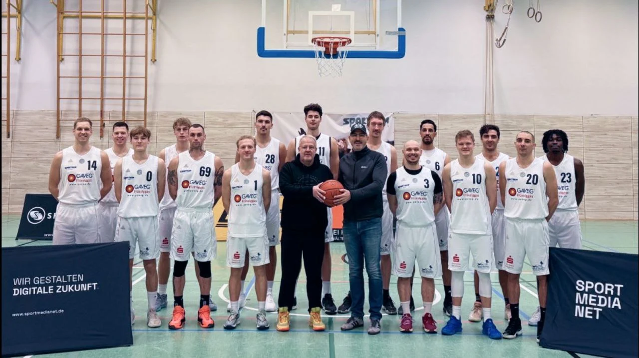 Harry Hegenbarth vom VfL Bensheim und Rainer Holz von Sport.Media.Net halten gemeinsam einen Basketball