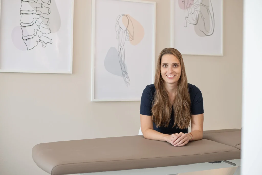 Osteopathin Natalia Maj im Behandlungsraum PR