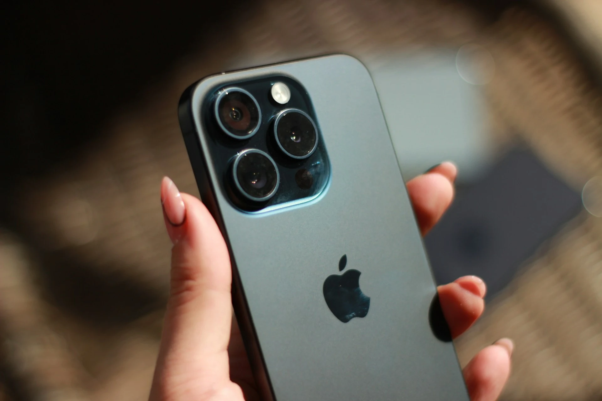 Magsafe funktionale Halterungen und Ständer von Oakywood verbinden Design, Funktion und Nachhaltigkeit.