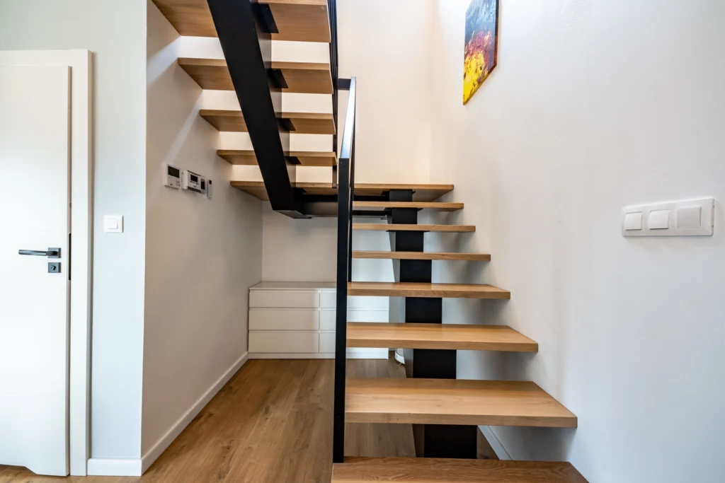 Moderne Treppen aus Holz und Stahl
